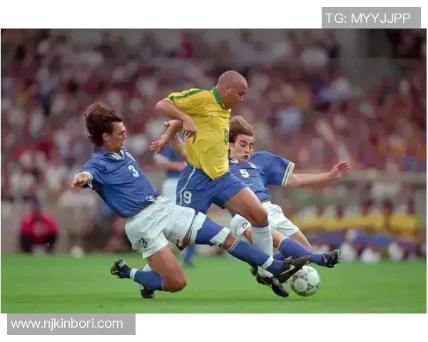 左脚足球明星的精彩瞬间与技艺分析